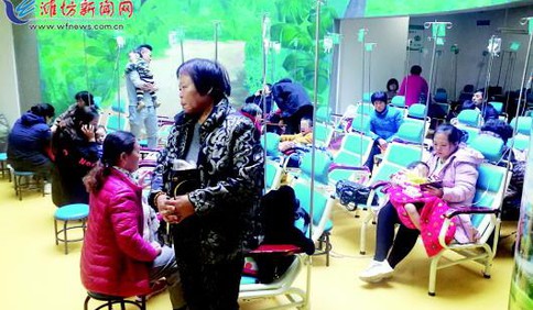 目前进入流感高发期 潍坊各大医院儿科门诊室里挤满小病号