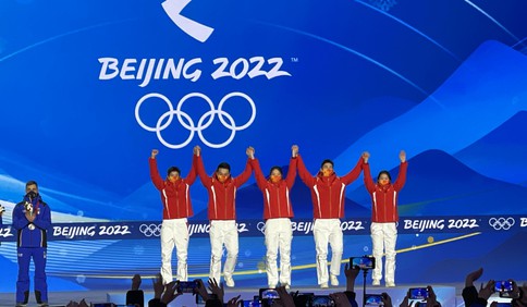 升国旗奏国歌！中国短道速滑队手拉手站上领奖台
